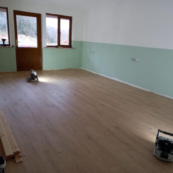 Oak Lodge_fitting laminate flooring_1