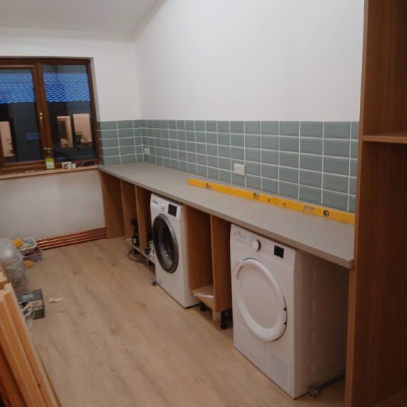 Worktop in place in Oak Lodge_1