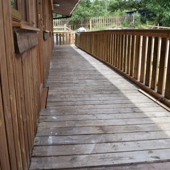 Oak Lodge_decking around lodge_2